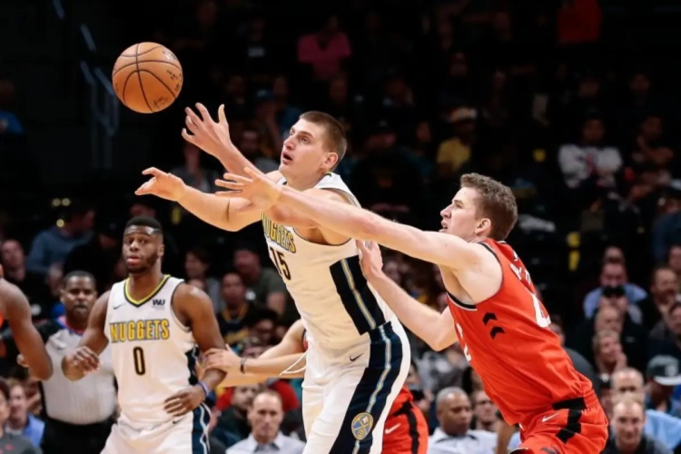 NBA: Jokic leidt Nuggets naar zege tegen Warriors, fraaie buzzer beater Morris